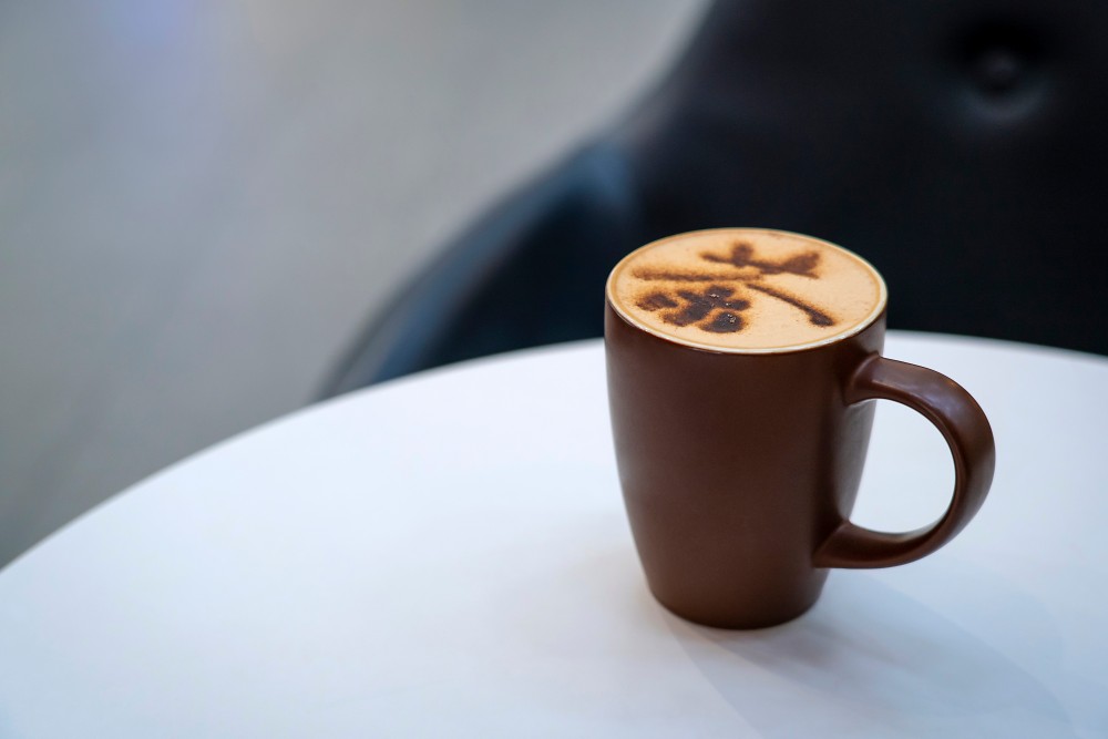 餐饮舆情：舆论如何看待多家茶饮品牌摆拍手打奶茶视频事件