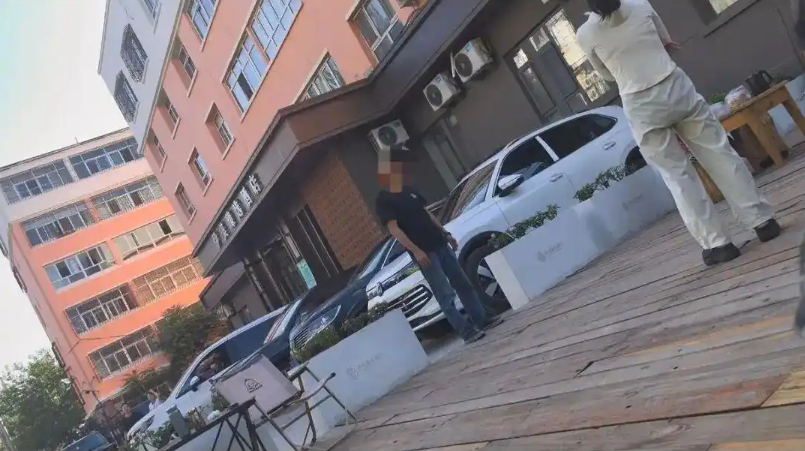 游客睡自家车被收150元舆情复盘：新疆伊犁“车上过夜费”事件，一条投诉如何引爆全网旅游消费焦虑